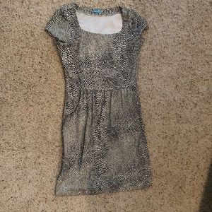 Very flattering neckline.   Go anywhere dress with pockets